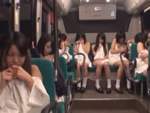 「女子校生10人を全裸でバスに閉じ込め！変態教師がレズプレイから顔面騎乗で放尿調教！」