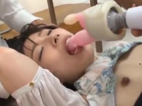 スリリングなストーリー！女教師が生徒に体罰・・・同僚と生徒から報い！