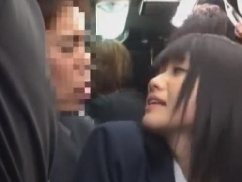 電車で痴漢された女子校生の悲劇的な絶頂