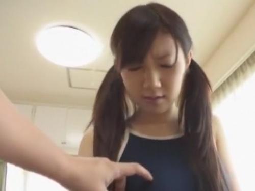 「ロリ系ツインテール美少女にスク水を着せてセクハラされた主観映像がヤバい！変態兄の行為に驚愕！」