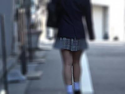 〖女子高生〗魅力的なボディの女子高生が生チンに侵され膣内での快感に何度も滝のようにイキまくる！