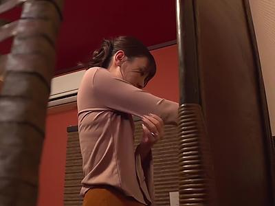 【人妻×エステ】スレンダーな体型のエレガントな美人奥さん！官能的なタッチで刺激したら膣内射精でイキまくりｗｗｗ
