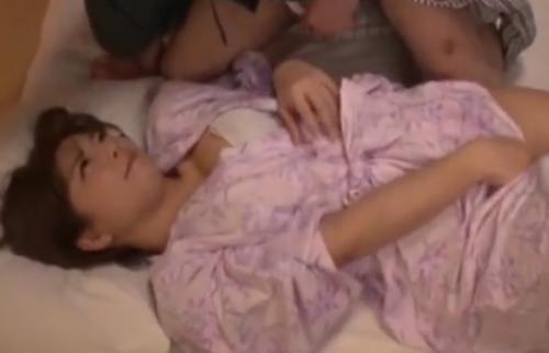 欲情してマン○が疼いてしょうがない巨乳美女紗倉まなちゃんの前にチン○を出してみると・・・
