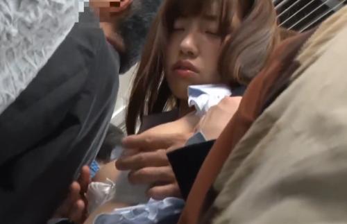 混雑した電車の中でおっぱい弄られて首筋を舐められると感じ始めちゃう女子高生の動画がエロすぎるｗｗｗ　　　市川まさみ