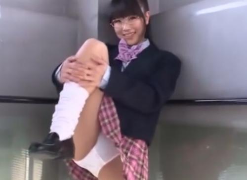 めがねっ子の笑顔とパンティが見たいって方の為の動画、コチラです～　　　　愛音まひろ