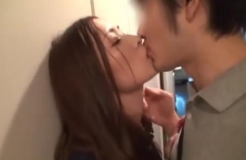 世の中エッチな人妻ばっかりだな！こんな美人もハメ撮りされて寝取られちゃうのかよ・・・