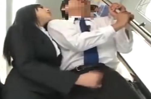 満員電車の中で男はこういう美人でエロい痴女OLを待っているんだよ！　　　　　原紗央莉　