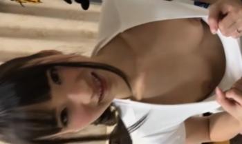 貧乳だけどエッチなヤンママが胸チラしたりフェラしたりゲームしたり・・・