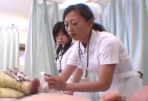何この羞恥プレイｗｗｗ若いナースが恥ずかしがりながらチン○触ってくれるとおもいきや、先輩が・・・