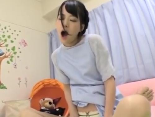 大人の託児所でかいがいしくチン○の世話をする貧乳保母さんのあべみかこちゃん、保育士お似合いですよ。