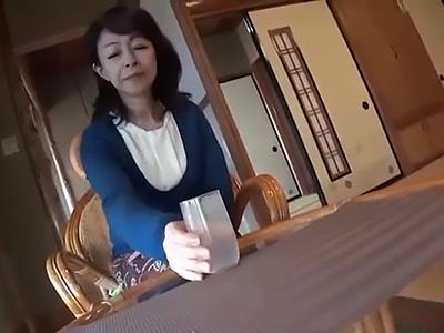 【五十路】初めての男性との露天風呂での密会！口づけと奉仕で性の飢えを癒す至福の時間ｗ