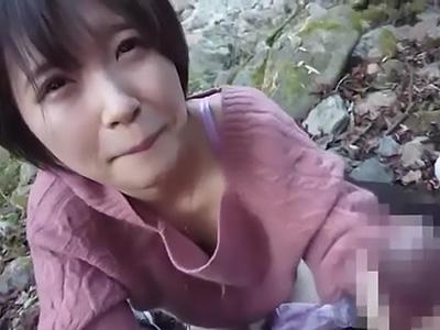 《おしっこ》公園で堂々と放尿する可愛い娘が激しいセックスに夢中になりすぎ注意！後ろから激しく突かれ声が止まらない！