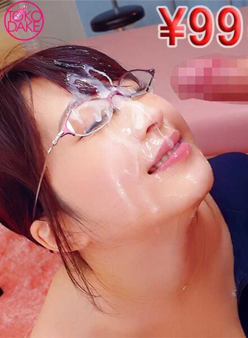美里有紗❤みさとありさ 巨乳 眼鏡の巨乳女教師を男汁で白濁色に染め上げる！男子生徒に囲まれ亀頭押し付けられて顔中カウパーまみれ！カリ首刺激する手コキとお口いっぱい頬張るフェラで4本のチ●ポ昂らせ「先生のお顔いっぱい汚してね♪」と濃厚ザーメンぶっかけられる大放出顔射4連発！