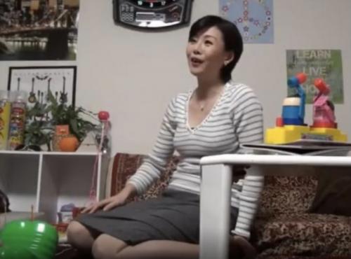 イケメンが欲求不満そうな熟女をナンパして家に連れ込む企画！初めは嫌がってるけど濡れまくりで感じまくる奥様wそのまま強引に中出しセックスw