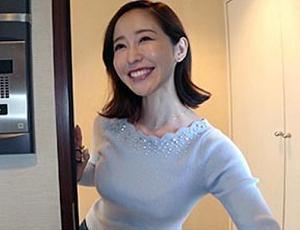 欲求不満の美魔女人妻が隣人の巨根学生と不倫しちゃう！？旦那と段違いのデカチンで膣奥まで突かれて痙攣絶頂しちゃいました！【篠田ゆう】