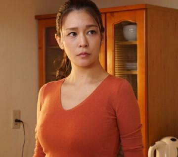 巨乳の熟女妻が家計の為にヌードモデルに！？撮影だけのハズが他人棒いれられちゃいました！【橘メアリー】