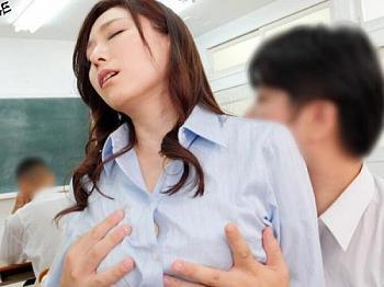 美人で熟女の女教師が男子生徒達を誘惑して授業中でもお構い無しに卑猥なことしちゃいました！【白木優子】