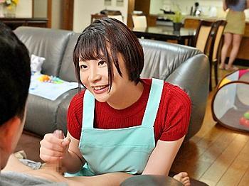 可愛い爆乳のベビーシッターが欲求不満の雇い主の旦那と不倫SEXしちゃう！？そばに奥さんいるのに死角に隠れてパコっちゃいました！【瀬田一花】