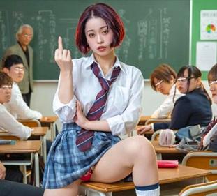 ショートカット美少女のJKがイジメていた男子達に仕返しに教室で輪姦されて肉便器になっちゃいました！【MINAMO】