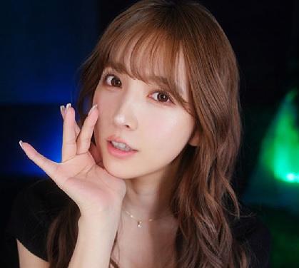 超人気女優が耳元で淫語を囁きながらチンポをシコシコしちゃいました！【三上悠亜】