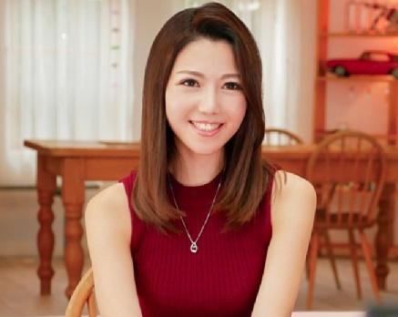 三十歳スタイル抜群の熟女人妻がAVデビュー！清楚な顔して大胆なエッチしちゃいました！【小川華蓮】