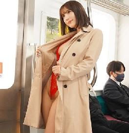 巨乳美女がコートの下にエッチな下着一枚で男性客を逆痴漢！？公衆の面前でチンポしゃぶっちゃいました！【三上悠亜】