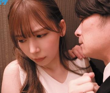 スレンダー美女が婚約者がいるのに同窓会で元カレに再会したら無理やり関係を迫ってきちゃう！？セックス始まったら昔を思い出した腰振りが止まらなくなっちゃいました！【明里つむぎ】