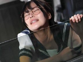 真面目そうな眼鏡の美少女JKがおじさんとカーセックスしちゃう！？ワゴンの助手席で卑猥なことされちゃいました！【響乃うた】