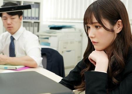 ツンデレ美女の女上司がデカチン部下と出張先のホテルで相部屋に！？彼女がいるのに強引に逆寝取りしちゃいました！【橋本ありなl】