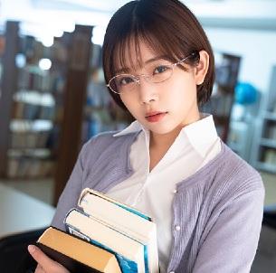 地味な眼鏡美人の図書館秘書のお姉さんが実は淫乱で隠れてM男のデカチンをバキュームフェラしちゃいました！【紗倉まな】