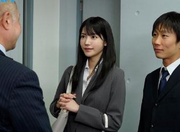 美人でスレンダーの上司と童貞の部下が出張先のホテルで相部屋に！？油断してたら絶倫チンポに一晩中ハメられちゃいました！【楓カレン】