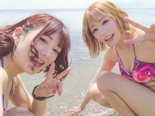スケベなビッチギャルが海で男を逆ナンパしてホテルで中出しSEX楽しんじゃいました！【浜崎真緒】【有村のぞみ】