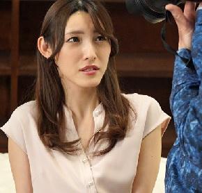 結婚三年目の人妻が変態カメラマンに強引な撮影をされ旦那の目の前で寝取られちゃいました！【森沢かな】