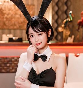 可愛くてエッチなバニーガールがおじさんのチンポをシゴキ倒して大量発射させちゃいました！【MINAMO】