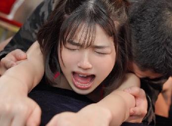 「もっと突いて、もっとして～！！」スケベなスレンダー美少女がSNSで知り合った男達と乱交しちゃう！？何度も中出しされて追撃ピストンでエンドレスでアクメしちゃいました！【倉本すみれ】
