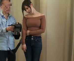 【人妻×隠し撮り】人妻がカメラマンにどんどん脱がされてセックスしてしまう！ち〇ぽをねじ込むとエッチな表情に変わる