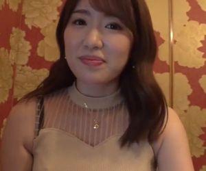 【巨乳×素人】友達の彼氏を寝取る性癖の小悪魔的な美女とセックス！ガチ一般人の生々しいリアクションはエロい