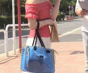 【人妻×中出し】ロケ車に連れ込んだ人妻を気持ちよくさせて寝取りセックス！肉棒を挿入するとエッチな顔に変化する