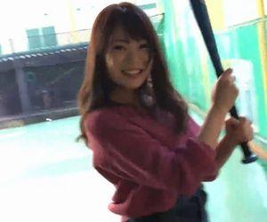 【巨乳×美少女】バッティングセンターデートからのホテルでハメ撮り！肉棒をねじ込むとs\yとした表情に変わる