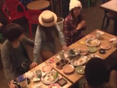 【アダルト動画】営業中のお店の便所でセックス！入れられると女の子の気持ちが一気に高まる