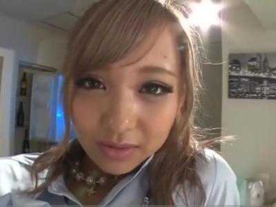 【制服】ドS顔のギャルJKがパンチラしながらM男のチンポを手コキ足コキ！使い古していない女体は誰しもを魅了する