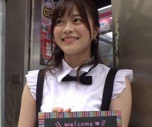 【素人ナンパ】メイド喫茶でバイトしている女学生とエッチ！激ピストンの子宮へ伝わる圧迫で限界寸前