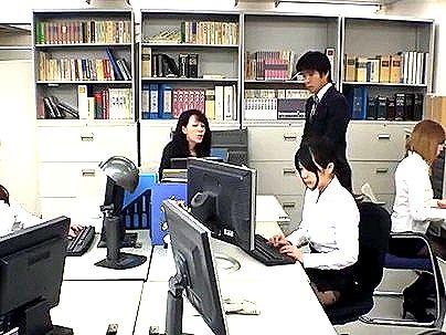 ＜黒パンスト美女！＞エッロイ感じのスレンダーお姉さん女子社員に興奮してエロ行為になっちゃう！！！