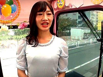 ＜人妻熟女！＞上品な感じの清楚系奥さん人妻！MM便でベロチュー興奮シチャウゾ！