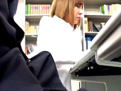 ＜美脚OL！＞茶髪スタイル抜群ボイン極上OLに興奮して仕事中にオチンポ勃起したら・・・