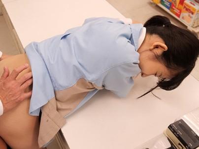 ≪バイト≫【美少女】小柄なカワイ子ちゃん美少女アルバイトがセクハラエロ行為になっちゃうぞｗｗｗｗｗ