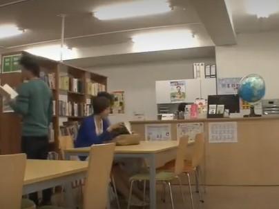≪図書館≫【爆乳】グラマラス滅茶苦茶エロい体の美女が図書館でちかん行為になっちゃうぞｗｗｗｗ