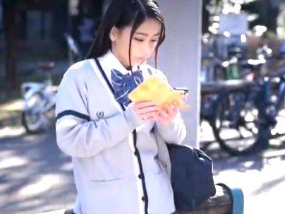 ＜制服美少女！＞「かわええ…」スレンダー美乳おっぱい女子！エロ行為に持ち込まれるゾ！
