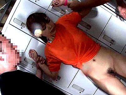 ＜連続中出し！＞海の家バイトしてるスレンダー細身美乳オッパイギャル！強引にエロ行為になっちゃうゾ！