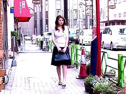 ＜ギャル若妻！＞エロい感じの巨乳おっぱい奥様ヒトヅマ！旦那の同僚に狙われて３Pエロ行為シチャウゾ！